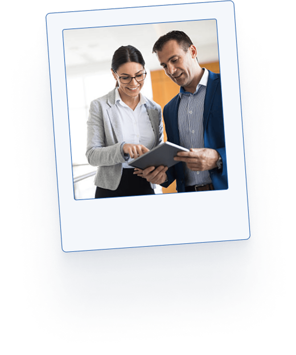 Egy férfi és egy nő együtt néz egy iPad-et