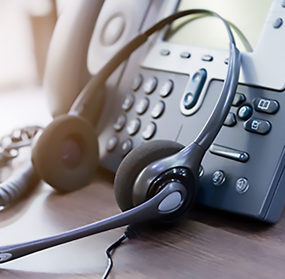 Ügyfélszolgálati hangulat: telefon fejhallgatóval dőlve